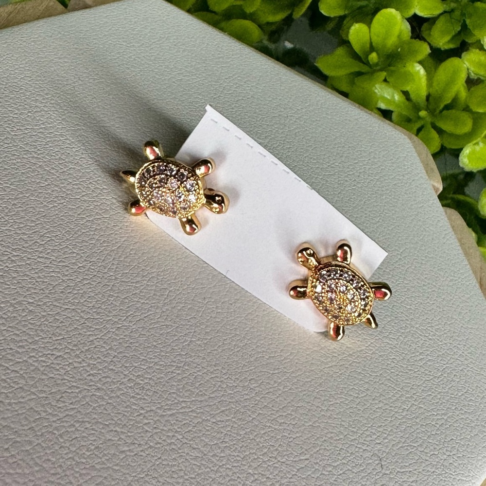 Turtle stud earrings